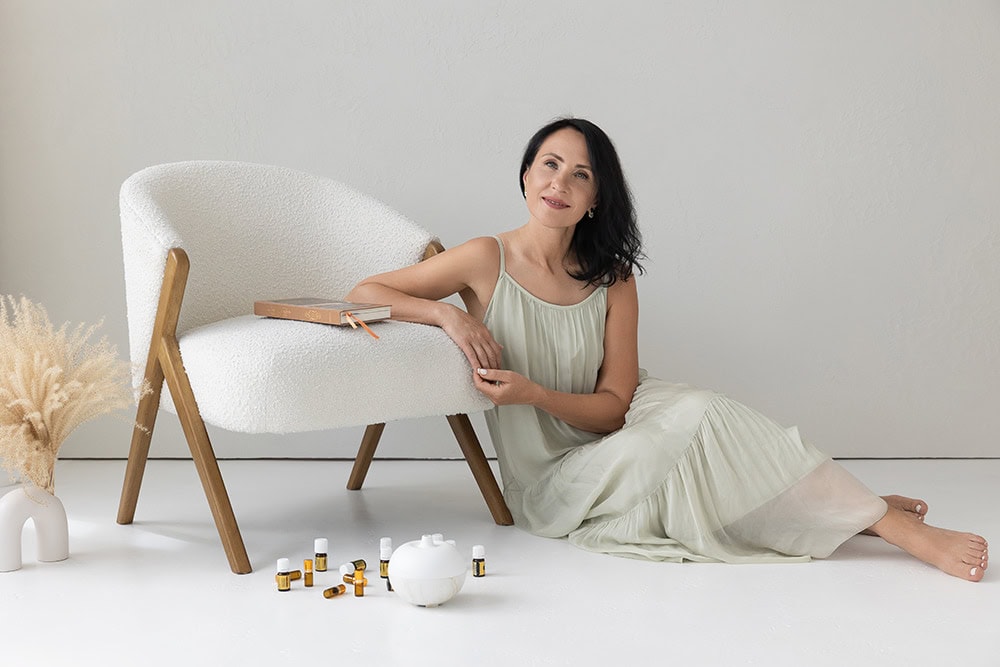 Asmeninė produktų fotografija – eteriniai aliejai ir difuzorius šviesioje aplinkoje, vizualas sukurtas „Subtilūs vizualai“ estetikos pagrindu.