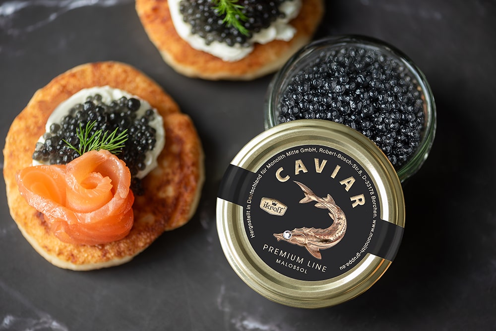 Produkto fotografija su juodaisiais ikrais „Caviar“, stilizuota studijoje „Subtilūs vizualai“ – elegantiškas ir prabangus pateikimas gastronominio turinio vizualizacijai.