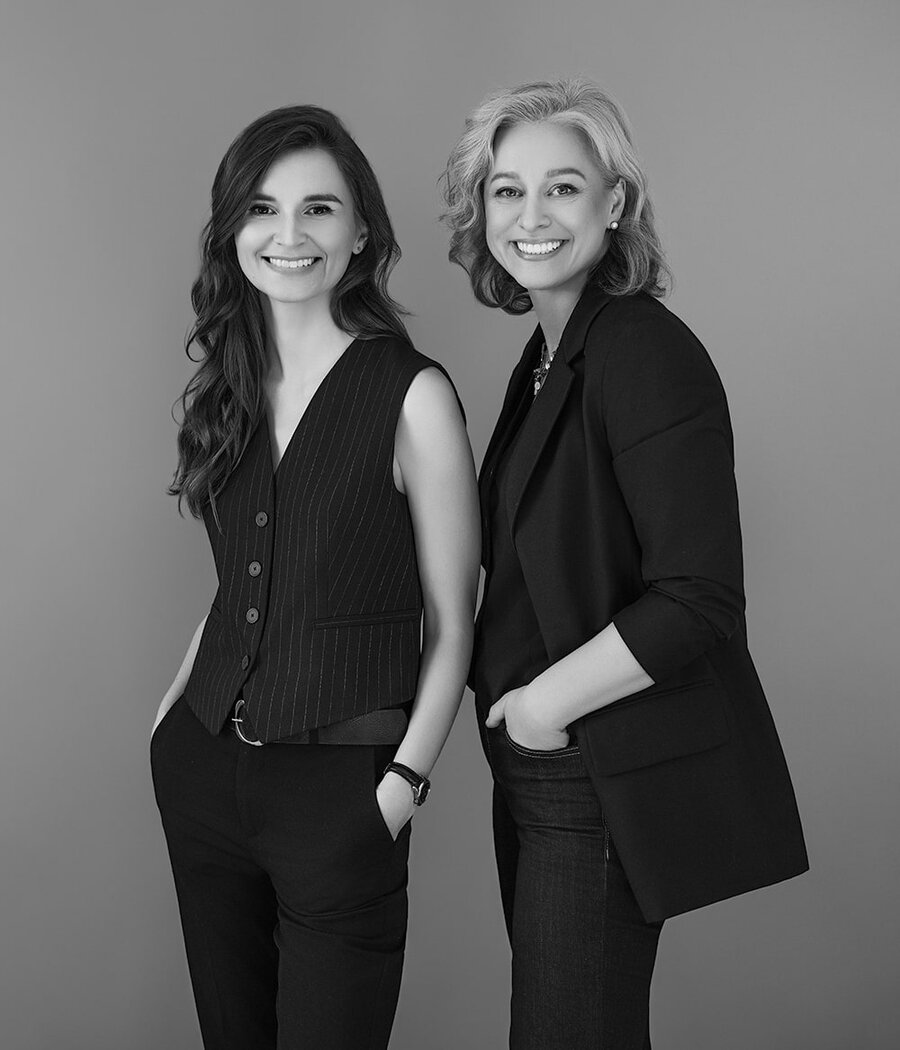 Fotografės Deimantė ir Rasa iš „Subtilūs vizualai“ profesionalioje juodai baltoje studijos portretinėje fotosesijoje Vilniuje.