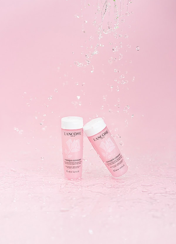 Produktų fotografija studijoje „Subtilūs vizualai“ – LANCOME kremas ir natūralūs aksesuarai švarioje, estetiškoje kompozicijoje.