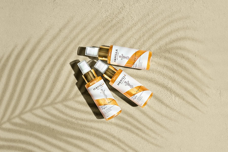 Produktų fotografija studijoje „Subtilūs vizualai“ – MANILLA kremai estetiškai išdėstytos neutraliame fone.