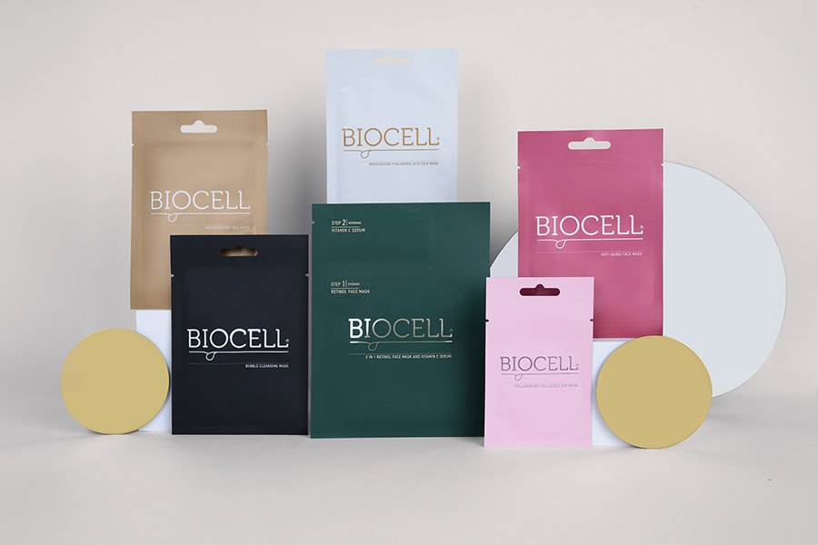 Produktų fotografija studijoje „Subtilūs vizualai“ – BIОCELL veido kaukės estetiškai išdėstytos neutraliame fone.