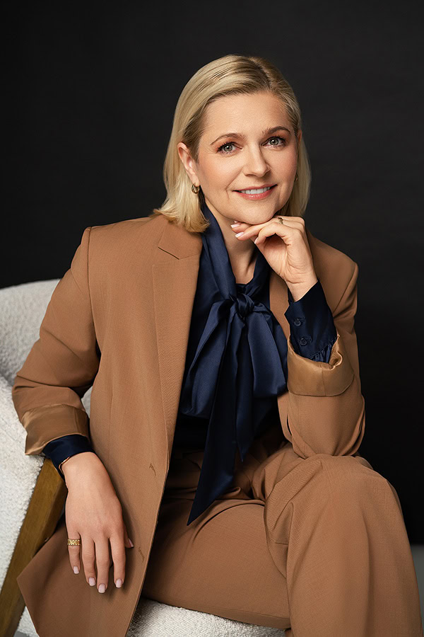Verslo portretų fotografija studijoje „Subtilūs vizualai“ – profesionalios moterų portretinės nuotraukos suformuotos formaliame stiliuje.